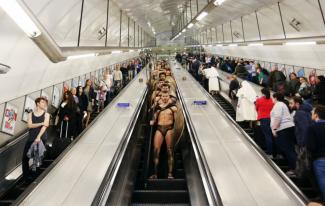 styles medium public images blog posts Adam Dupuis 2015 05 21 300 spartans at the london underground coolest flashmob artnaz com 11