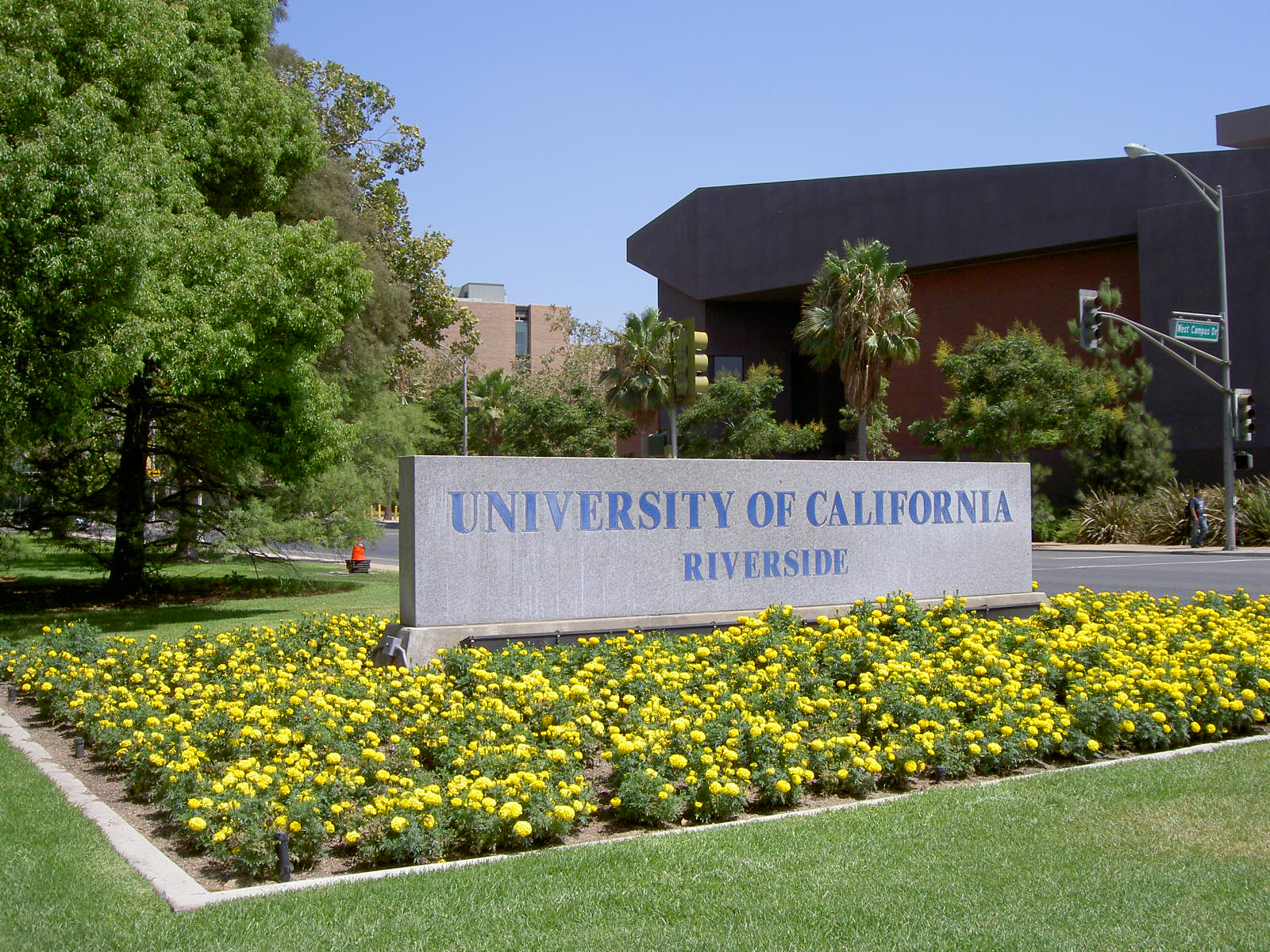 UCR_University_Ave_entrance.JPG