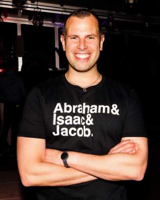 styles medium public images blog posts Adam Dupuis 2016 04 24 sedarlicious photos of a new yorks biggest gay passover party 874 1461282267 size 1000