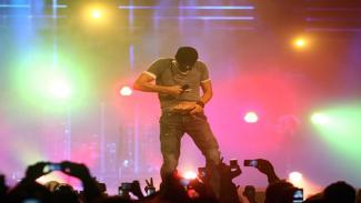 styles medium public images blog posts Adam Dupuis 2016 09 30 pop star takes dick pic on stage