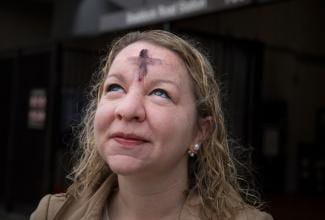 Elizabeth Oakes gets glitter ash on her way to work at the Commerce Department. (Evelyn Hockstein for The Washington Post) styles medium public images blog posts Adam Dupuis 2017 03 01 imrs 2