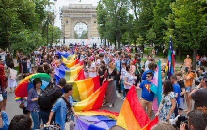how many participated in nyc gay pride march 2018