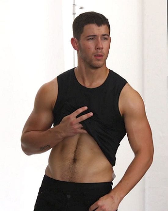 nick-jonas-workout-shirtless-chasethepump-gympaws-gym-gloves.jpg