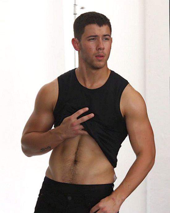 styles large public images blog posts Ryan Shea 2017 09 16 nick jonas workout shirtless chasethepump gympaws gym gloves