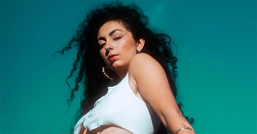 Sophia drops her debut album "Fragile"