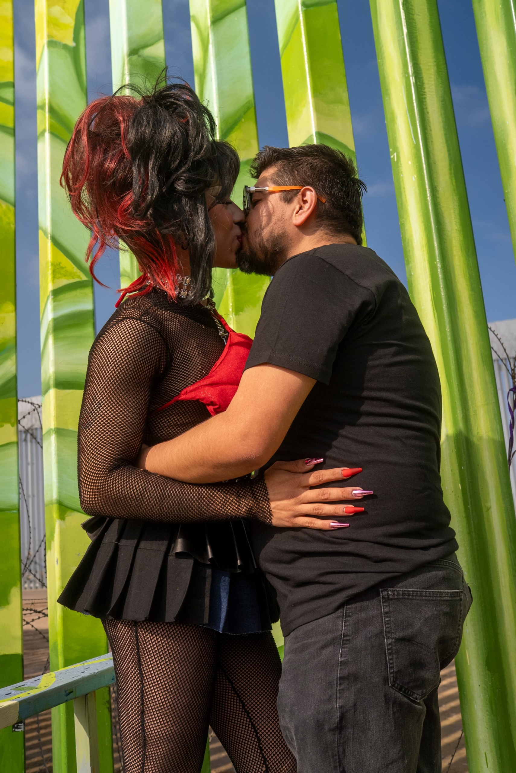Participants share a kiss at MPact Global Action s Besoton Sidoso Internacional International HIV Kiss In 1 scaled