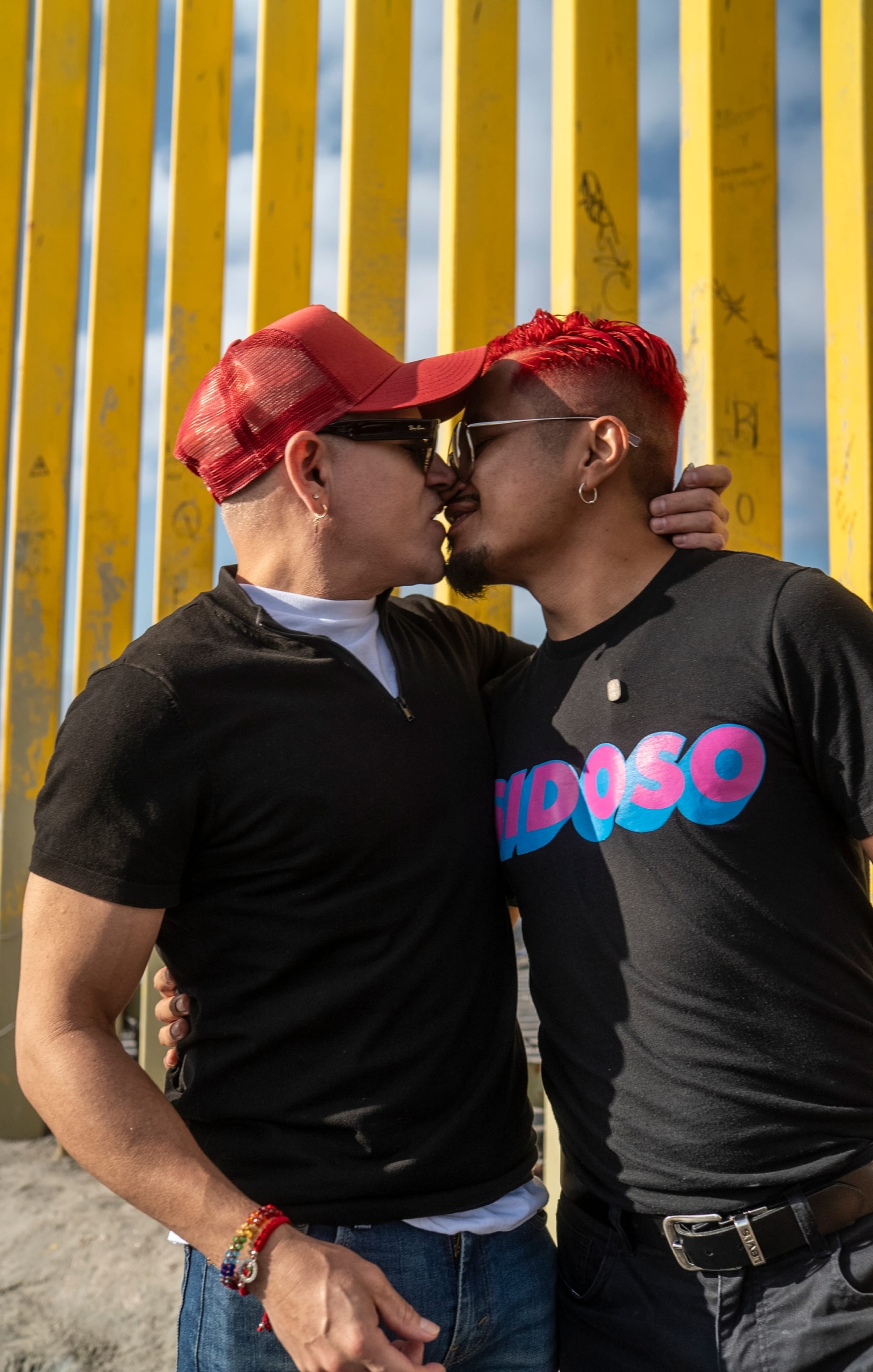 Participants share a kiss at MPact Global Action s Besoton Sidoso Internacional International HIV Kiss In 2 scaled